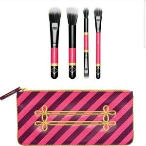 NEW! MAC holiday limited edition brush set
